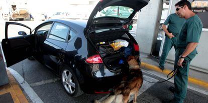 Imagen de un agente realizando un registro en el puerto de Algeciras.