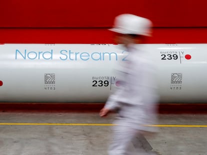 El logo de Nord Stream 2 en una tubería en Chelyabinsk (Rusia) en febrero de 2020.