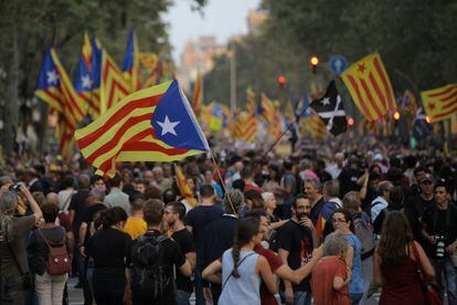 Manifestación de conmemoración del referéndum del 1-O en el paseo de Gràcia de Barcelona.