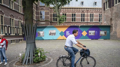 El primer ministro saliente de Países Bajos, Mark Rutte, llegaba en bicicleta al Ministerio de Interior en La Haya el 24 de agosto.