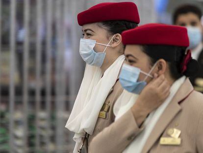 Azafatas de Emirates en el Aeropuerto Internacional de Hong Kong