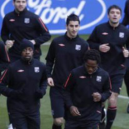 Jugadores del Lyon entrenan en el Santiago Bernabeu antes del juego contra el Real Madrid.