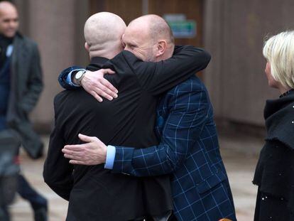 Jason Dunsford y Chris Unsworth, abusados sexualmente por Barry Bennell, se abrazan tras a las puertas de los juzgados.