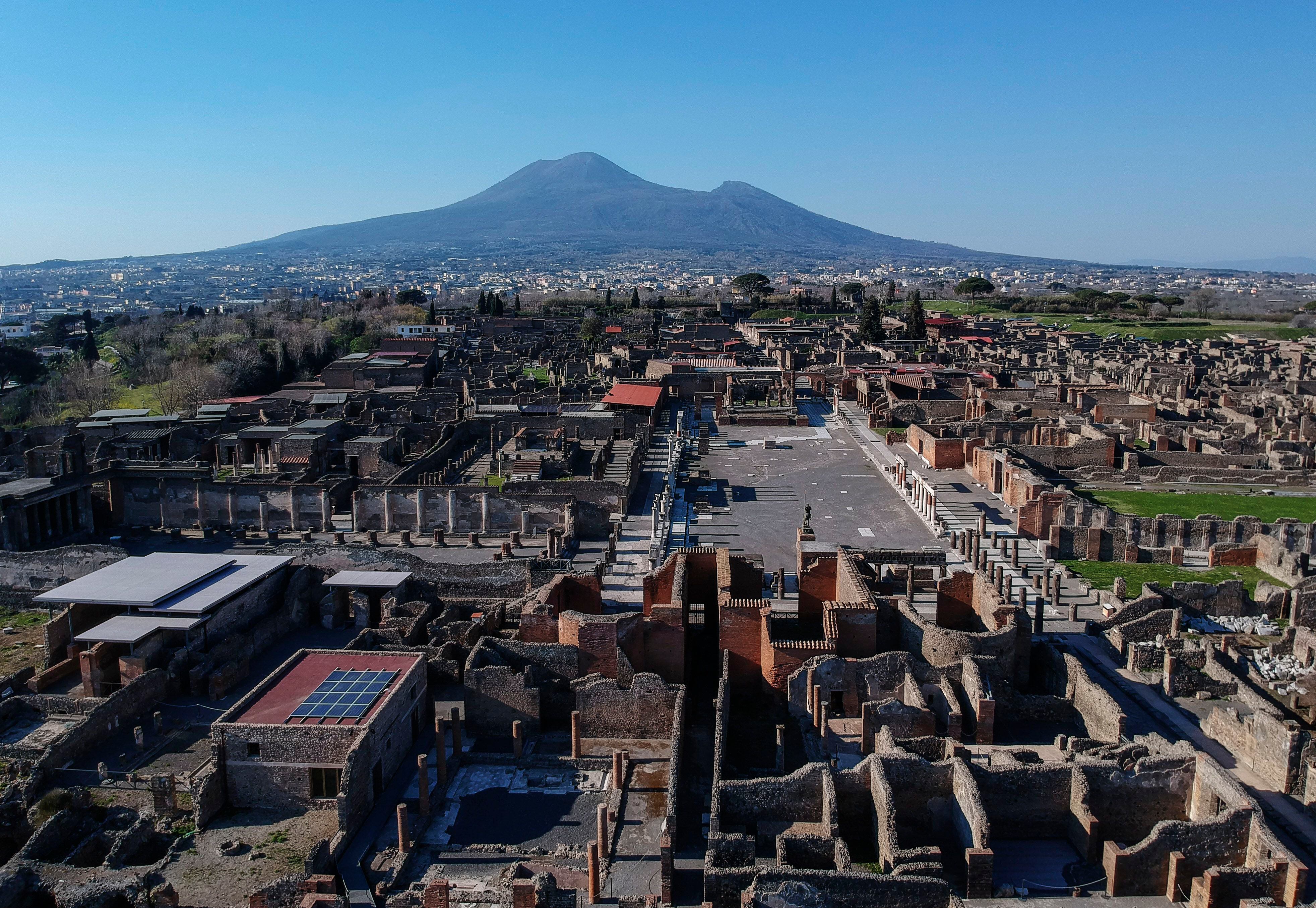 “No todo son penes en Pompeya”: cómo recorrer la ciudad sepultada en cien objetos, incluidos un casco de gladiador, un pan carbonizado y un orinal