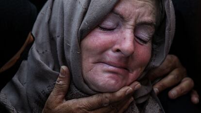 Una mujer llora tras un ataque aéreo israelí este lunes en Khan Yunis, Gaza.