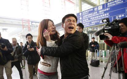 La familiar de uno de los pasajeros, en el aeropuerto de Pekín.