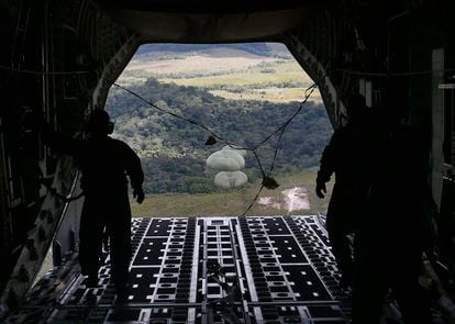 La Fuerza Aérea de Brasil lanza paquetes con comida desde un avión a una base militar para que se parta a los yanomami, el 26 de enero.