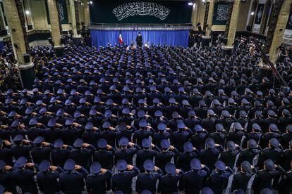 El ayatolá Alí Jamenei se presenta ante las fuerzas aéreas del ejército al comienzo de su reunión en Teherán, Irán, el 8 de febrero de 2019.  
