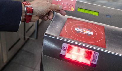 Detalle del lector de tarjetas instalado en los tornos de las estaciones de Cercanías Madrid.