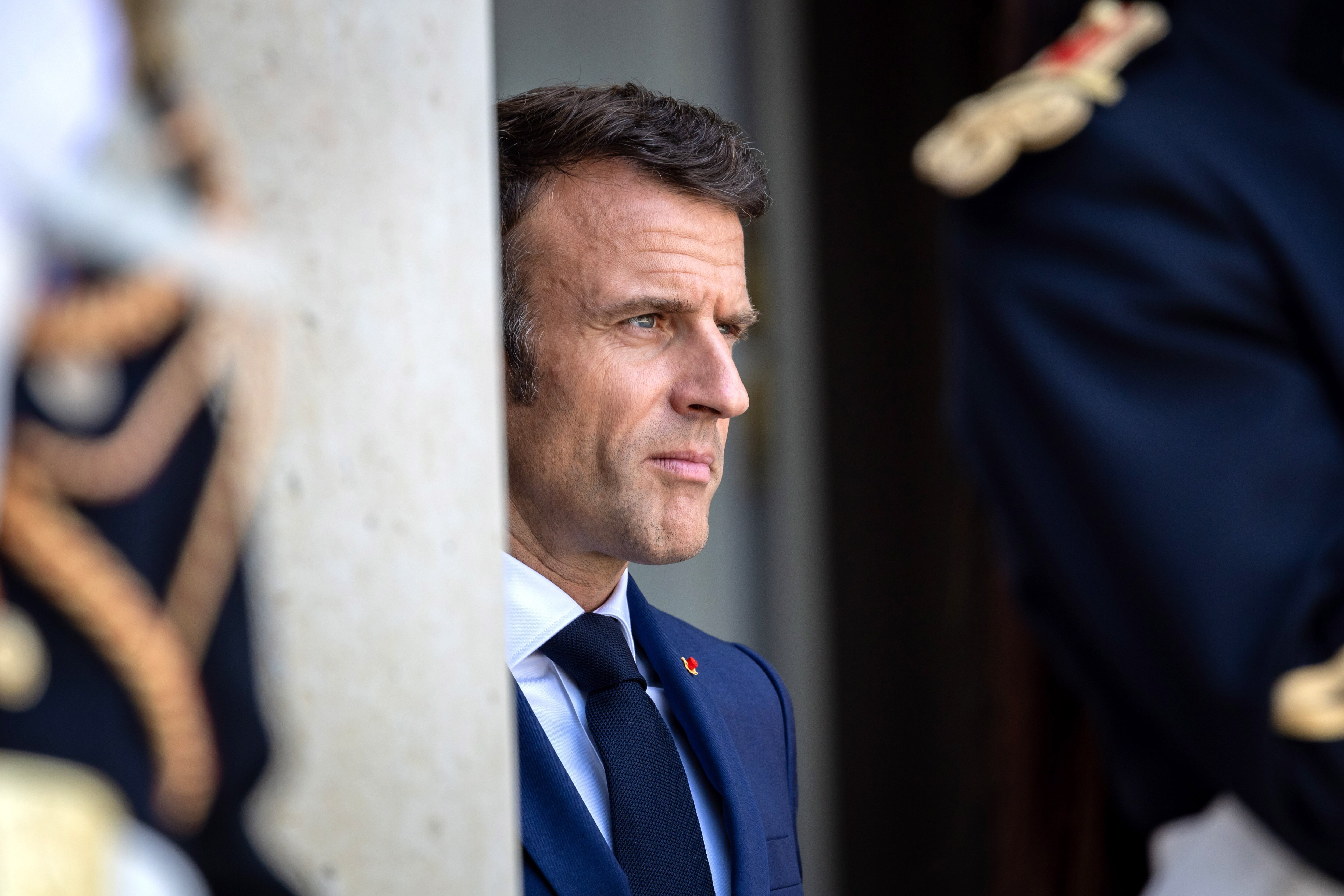 Paris (France), 23/06/2023.- French President Emmanuel Macron looks on as Brazilian president arrives at the Elysee Palace for a work lunch, on the sidelines of the New Global Financial Pact Summit in Paris, France, 23 June 2023. World leaders, heads of international organizations and activists are gathering in Paris for a two-day summit aimed at seeking better responses to tackle poverty and climate change issues by reshaping the global financial system. (Brasil, Francia) EFE/EPA/CHRISTOPHE PETIT TESSON 