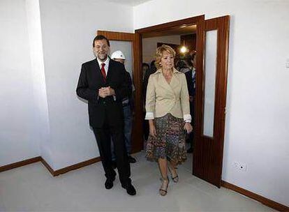 Aguirre y Rajoy, en uno de los pisos del IVIMA en en San Sebastián de los Reyes.