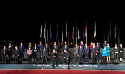 El primer ministro de Eslovenia, Janez Jansa (bajando el escalón a la izquierda), y el presidente del Consejo Europeo, Charles Michel (a su lado), este martes tras la foto de grupo de los líderes de la UE durante la cumbre europea de Brdo.