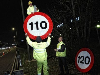 Operarios cambiando las señalas de las autovías y autopistas en 2011.