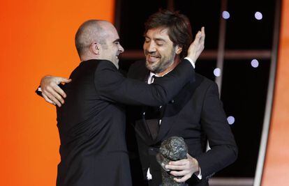 Luis Tosar (izquierda) recibe el Goya a mejor actor de manos de Javier Bardem en 2010.