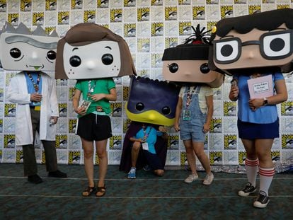 Un grupo de visitantes, disfrazados como figuras Funko Pop de diversos personajes, asisten al Comic-Con de San Diego de 2019, el último de forma presencial hasta la fecha.