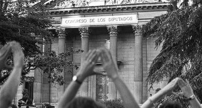 Una mujer hace el signo feminista en una manifestación a favor del aborto libre y gratuito durante el debate del Congreso el 4 de octubre de 1983.