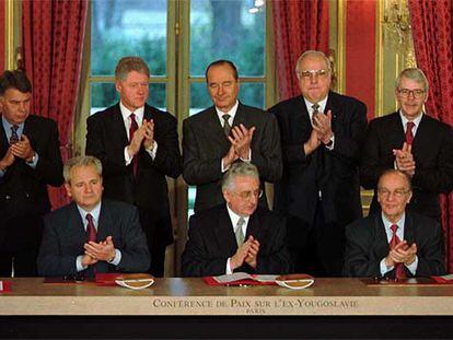 Firma del acuerdo final de paz para la ex Yugoslavia en París, en diciembre de 1995.