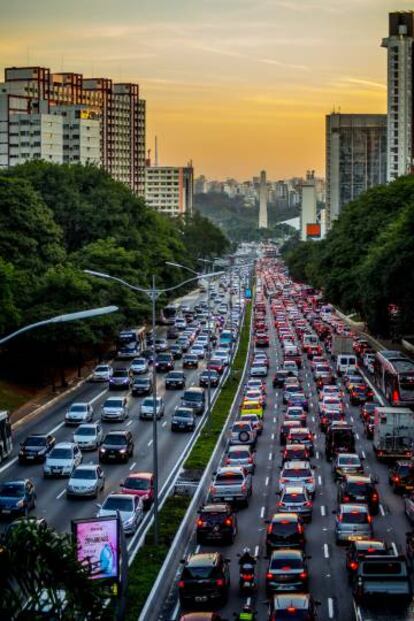 Atasco en una avenida de la ciudad brasileña de São Paulo