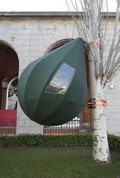 <i>Tree Tent</i> (1998), proyecto de gran éxito de Dré Wapenaar, una caseta transportable concebida para apoyar acciones ecologistas.