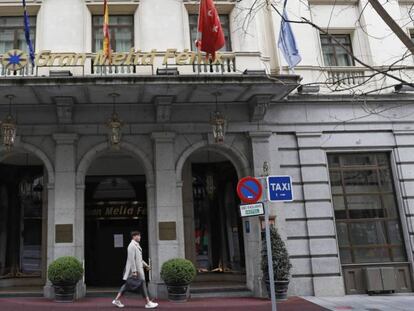  Un cliente pasa por la puerta del Gran Meliá Fenix en Madrid. 