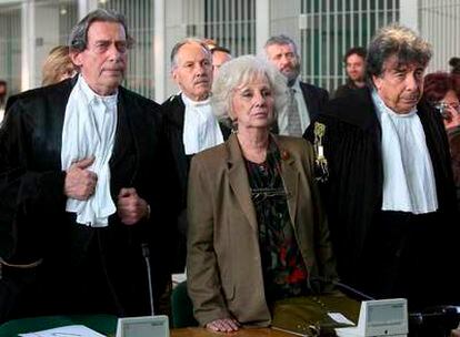 Estela de Carlotto escucha junto a sus abogados la lectura de la condena a cadena perpetua a cinco represores.