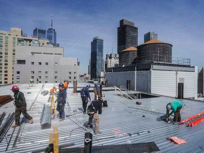 Trabajadores de la construcción en un edificio de Manhattan (Nueva York), en una imagen de archivo.
