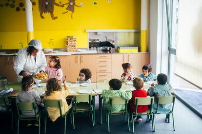Hora del comedor de la escuela infantil Milladoiro, en el concello de Ames (A Coruña).