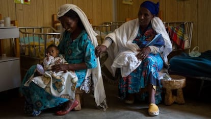 Dos mujeres cuidan a sus niñas con malnutrición ingresadas en el pabellón pediátrico del Hospital de Gambo, en Etiopía.