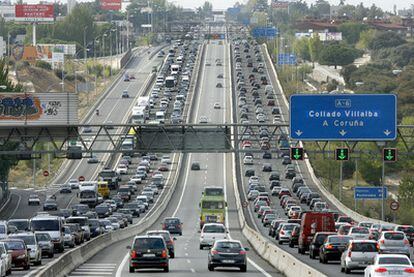 Atascos de tráfico en una de las autovías de acceso a Madrid.