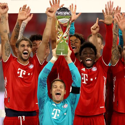 Munich (Germany), 30/09/2020.- Manuel Neuer of Bayern Munich lifts the Supercup 2020 as he celebrates with his team mates after the Supercup 2020 match between FC Bayern Munchen and Borussia Dortmund at Allianz Arena in Munich, Germany, 30 September 2020. (Alemania, Rusia) EFE/EPA/Alexander Hassenstein / POOL CONDITIONS - ATTENTION: The DFL regulations prohibit any use of photographs as image sequences and/or quasi-video.