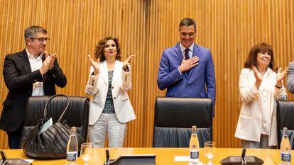 Pedro Sánchez (segundo por la derecha) presidía el miércoles la reunión de diputados y senadores socialistas en el Congreso.
