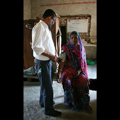 En Bishanpur Kati, en el distrito de Siraha, al sureste del país, Ganga Ram Sah abre su consulta dos o tres veces a la semana. Visiblemente apenado, reconoce que no tiene material suficiente para tratar ciertas dolencias, entre ellas, el prolapso uterino. Allí puede realizar chequeos básicos y dispensar algunos medicamentos. Con todo, él trata de concienciar a los hombres y las mujeres que acuden a la clínica para prevenir el prolapso uterino. "Tiene que haber un cambio de las tradiciones como el tener a la mujer en una habitación aparte con poca comida después de dar a luz", dice. "Tenemos que dar más información y elaborar programas para cambiar esto. También con las suegras", detalla consciente que son ellas las que pueden parar prácticas negativas para la salud, pues es en sus casas donde viven los matrimonios jóvenes y las que habitualmente asisten en los partos.