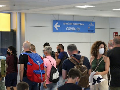 Pasajeros esperan para realzarse el test de la Covid en el aeropuerto de Fiumicino (Italia).