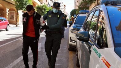 Un agente de la Guardia Civil traslada al Juzgado de Instrucción número 1 de Ontinyent a uno de los detenidos.