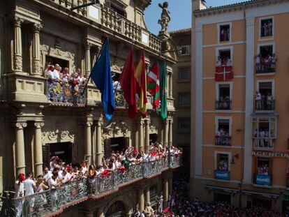 La ikurri&ntilde;a ondea junto a las dem&aacute;s banderas en el Ayuntamiento de Pamplona durante el lanzamiento del chupinazo, el pasado d&iacute;a 6.