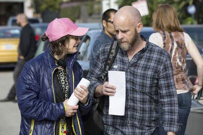 Gale Anne Hurd y Dave Erickson en el rodaje de 'Fear The Walking Dead'