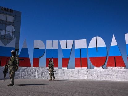 Dos militares rusos hacen guardia en Mariupol, el pasado 12 de junio.