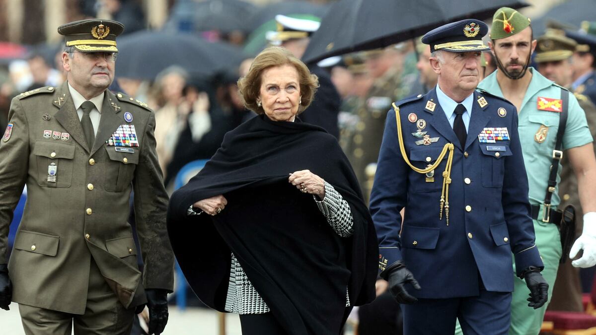 La reina Sofía asiste al traslado del Cristo de la Buena Muerte en Málaga