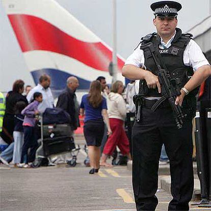 Un policía armado patrulla la terminal 4 del aeropuerto londinense de Heathrow.