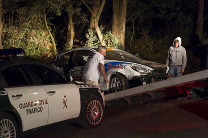 Operarios retiran el coche del lugar del accidente