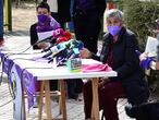 MADRID, 26/02/2021.- Las integrantes de la Comisión organizadora del 8M Mercedes Ruiz Jiménez (d) y Arancha López Sánchez (i) durante la rueda de prensa organizada por el Movimiento Feminista este viernes en Madrid. EFE/Víctor Lerena