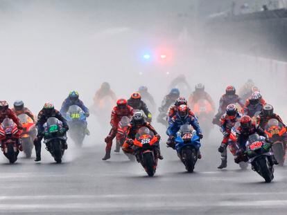 La salida de la carrera de MotoGP, pasada por lluvia, en el circuito de Mandalika.