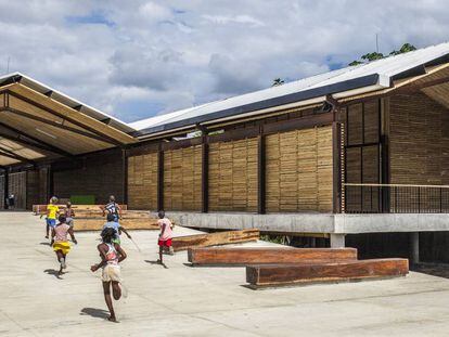 El proyecto colombiano en la selva húmeda eleva los edificios para evitar las inundaciones.