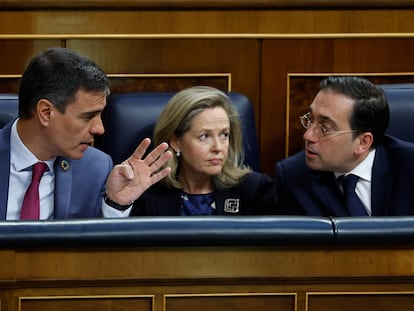 Pedro Sánchez, Nadia Calviño y José Manuel Albares, este miércoles en el Congreso.