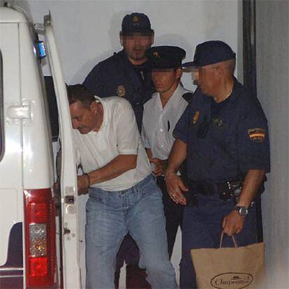 Julián Muñoz, introducido en un furgón policial para ser trasladado a prisión tras prestar declaración judicial.
