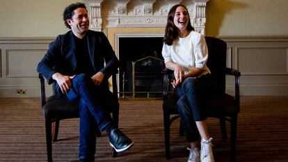 El director d'orquestra Gustavo Dudamel i l'actriu María Valverde, diumenge, a Edimburg.