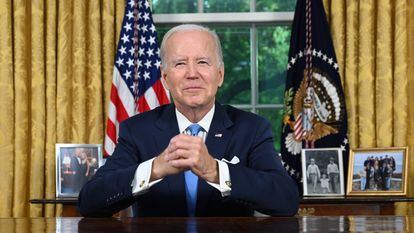 El presidente de EE UU, Joe Biden, se dirige a la nación este viernes desde el Despacho Oval de la Casa Blanca.