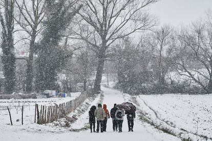 Valencia, Castellón, Tarragona, Teruel y Zaragoza permanecen en alerta roja. En la imagen un grupo de personas camina por el anillo verde de Vitoria bajo los copos de nieve que caen por la borrasca 'Filomena'.