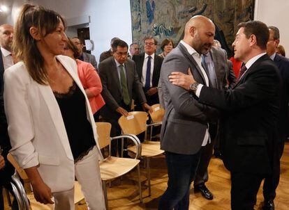 El presidente de Castilla-La Mancha, durante la jura de cargos de los nuevos miembros de su Gobierno pertenecientes a Podemos.