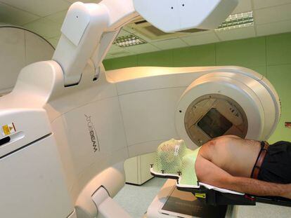 Paciente en la sala de tratamiento de radioterapia del Instituto Catalán de Oncología.